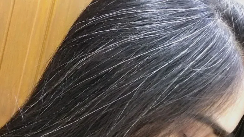 Ngủ nằm mơ thấy tóc mình nửa bạc nửa đen là điềm báo xấu