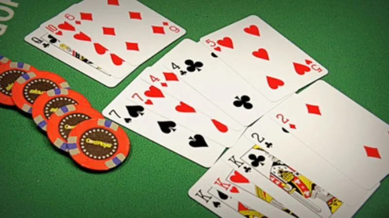 Xếp thùng phé để tránh bị thua sập làng